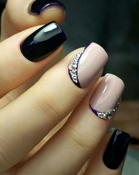 light-pink-nails-with-black-design-17-2 Unghii roz deschis cu design negru