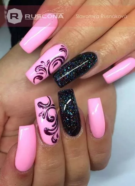 light-pink-nails-with-black-design-17_10-4 Unghii roz deschis cu design negru
