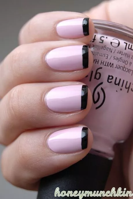 light-pink-nails-with-black-design-17_11-5 Unghii roz deschis cu design negru