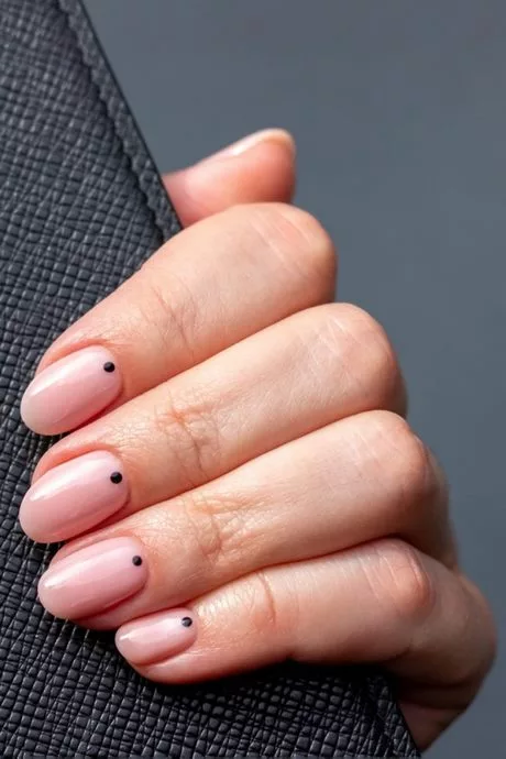 light-pink-nails-with-black-design-17_6-16 Unghii roz deschis cu design negru