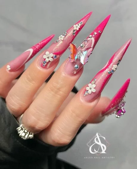 light-pink-nails-with-butterflies-67_13-6 Unghii roz deschis cu fluturi