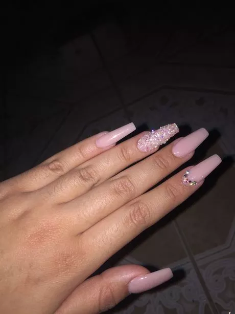 light-pink-nails-with-diamonds-16_13-6 Unghii roz deschis cu diamante