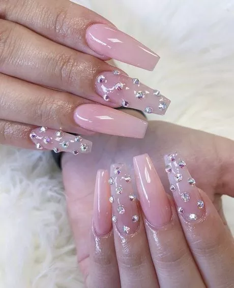 light-pink-nails-with-diamonds-16_14-7 Unghii roz deschis cu diamante