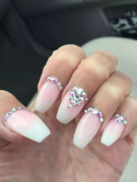 light-pink-nails-with-diamonds-16_16-9 Unghii roz deschis cu diamante