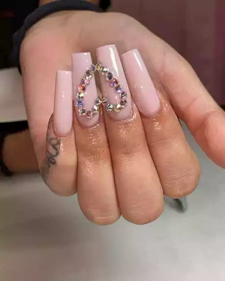 light-pink-nails-with-diamonds-16_3-13 Unghii roz deschis cu diamante