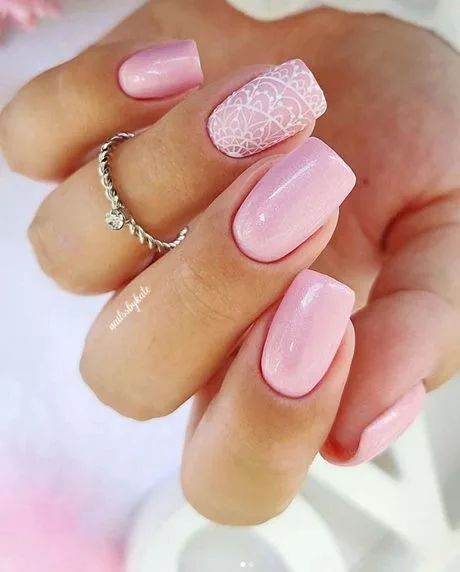 light-pink-nails-with-diamonds-16_7-17 Unghii roz deschis cu diamante