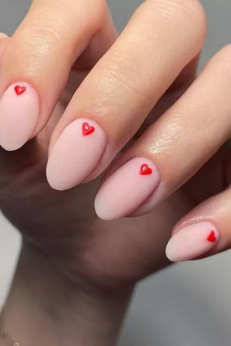 light-pink-nails-with-red-heart-18-1 Unghii roz deschis cu inimă roșie