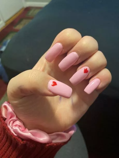 light-pink-nails-with-red-heart-18_11-4 Unghii roz deschis cu inimă roșie