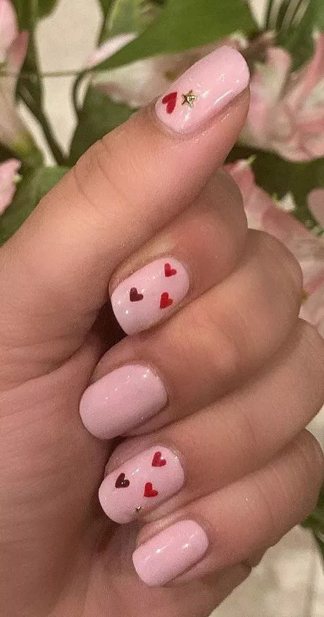 light-pink-nails-with-red-heart-18_4-13 Unghii roz deschis cu inimă roșie