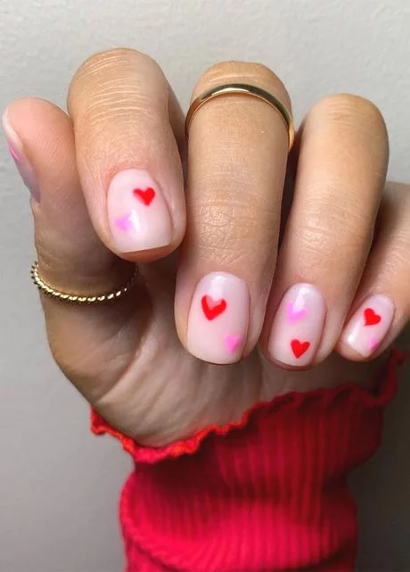light-pink-nails-with-red-heart-18_7-16 Unghii roz deschis cu inimă roșie