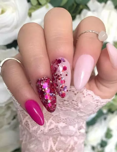 light-pink-nails-with-rhinestones-74_10-2 Unghii roz deschis cu strasuri