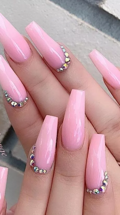light-pink-nails-with-rhinestones-74_16-8 Unghii roz deschis cu strasuri
