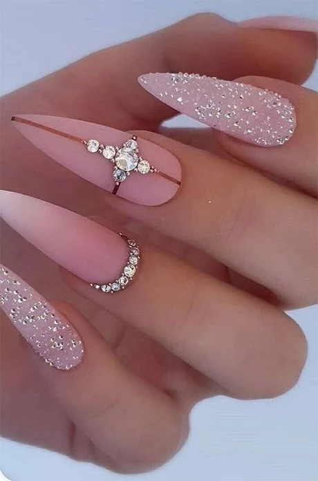 light-pink-nails-with-rhinestones-74_4-15 Unghii roz deschis cu strasuri