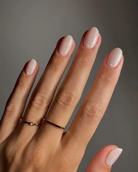 light-pink-nails-with-white-design-79-1 Unghii roz deschis cu design alb