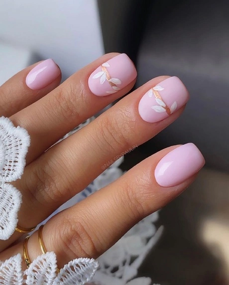 light-pink-nails-with-white-design-79_15-8 Unghii roz deschis cu design alb