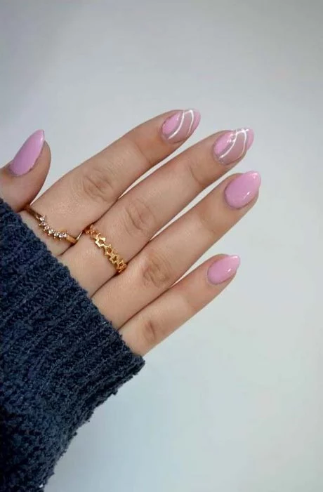 light-pink-nails-with-white-design-79_2-11 Unghii roz deschis cu design alb