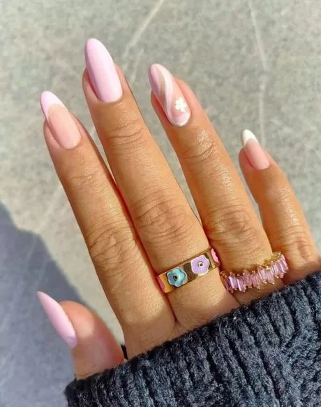 light-pink-nails-with-white-design-79_4-13 Unghii roz deschis cu design alb