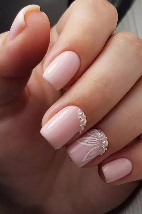 light-pink-nails-with-white-design-79_7-16 Unghii roz deschis cu design alb