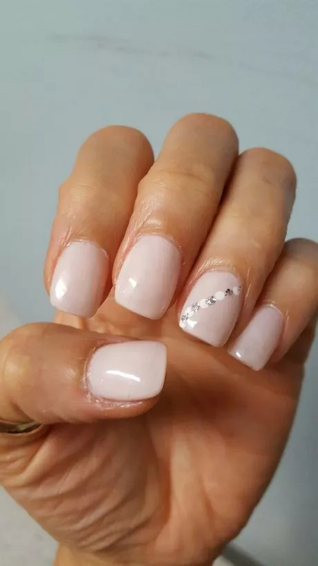 light-pink-nails-with-white-design-79_8-17 Unghii roz deschis cu design alb