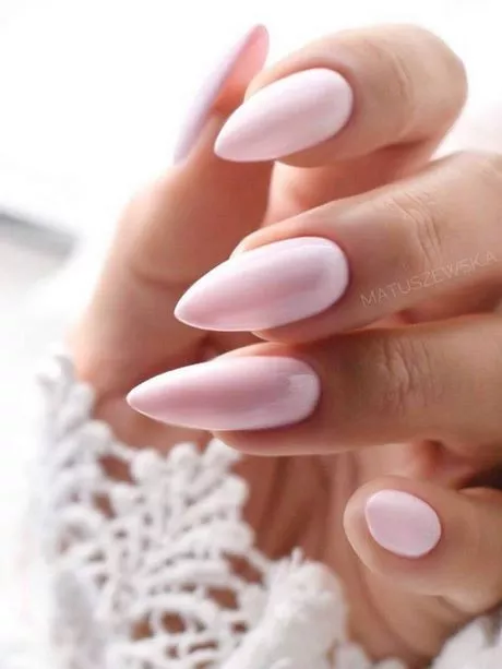 light-pink-short-almond-nails-59_13-7 Unghii scurte de migdale roz deschis