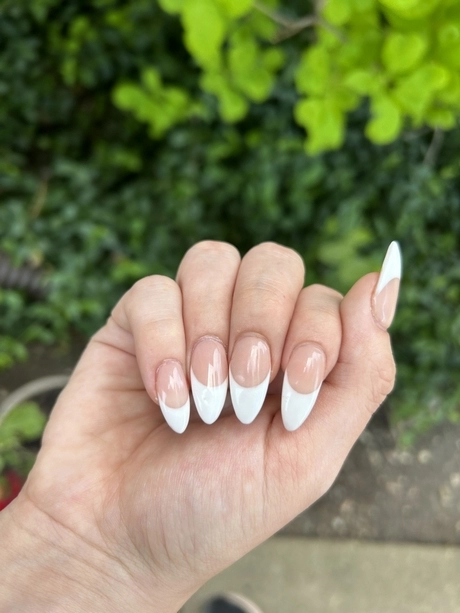 long-almond-nails-french-tip-15_2-9 Unghii lungi de migdale sfat francez