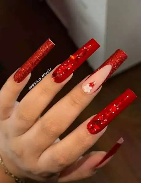 long-red-nails-with-rhinestones-97_9-18 Unghii lungi roșii cu pietre