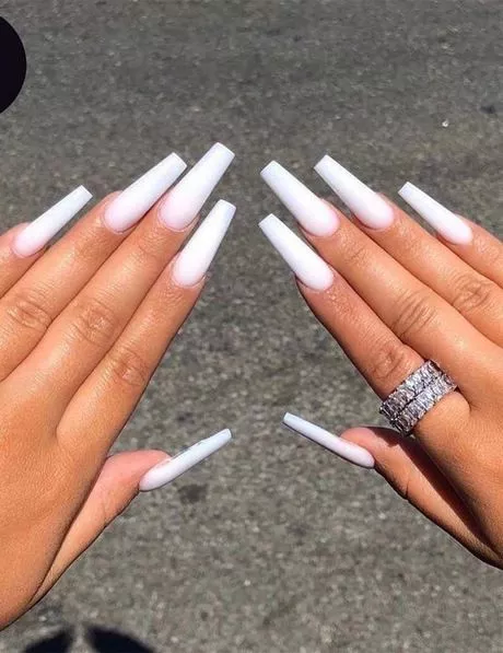 long-white-nails-with-design-02_10-3 Unghii lungi albe cu design