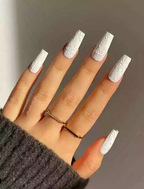 long-white-nails-with-design-02_3-10 Unghii lungi albe cu design