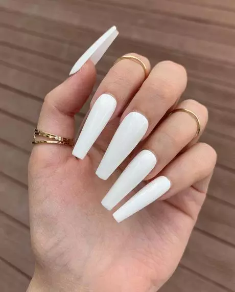 long-white-nails-with-design-02_8-15 Unghii lungi albe cu design