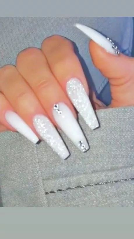 long-white-nails-with-diamonds-65_16-8 Unghii lungi albe cu diamante