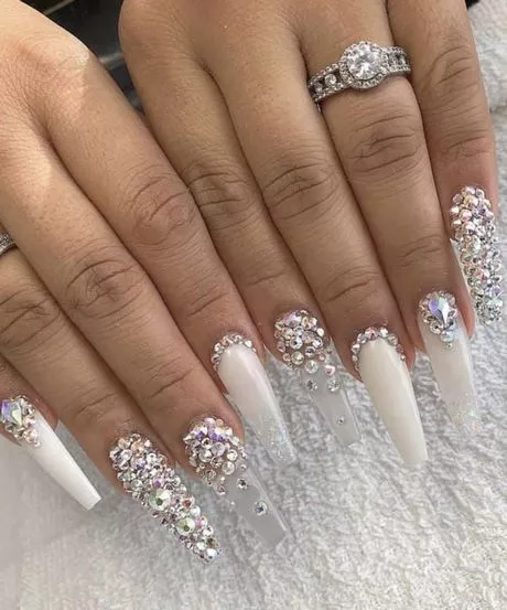 long-white-nails-with-diamonds-65_17-9 Unghii lungi albe cu diamante