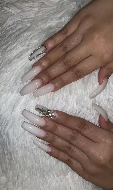 long-white-nails-with-diamonds-65_8-16 Unghii lungi albe cu diamante