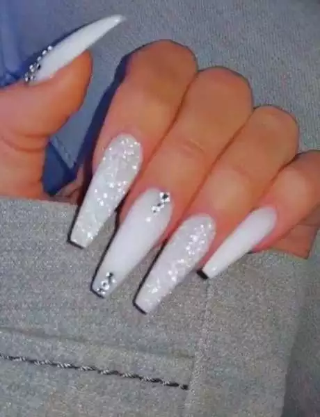 long-white-nails-with-rhinestones-62_2-10 Unghii lungi albe cu pietre