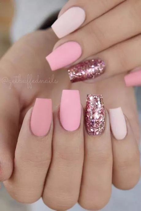 matte-pink-nails-with-design-49_5-13 Unghii roz mat cu design
