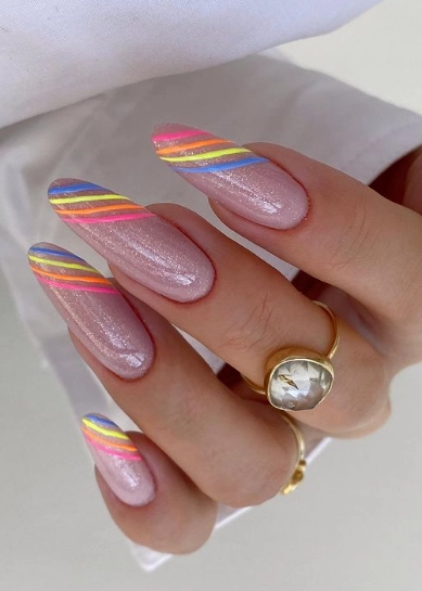 nails-with-stripes-designs-79-3 Cuie cu desene dungi