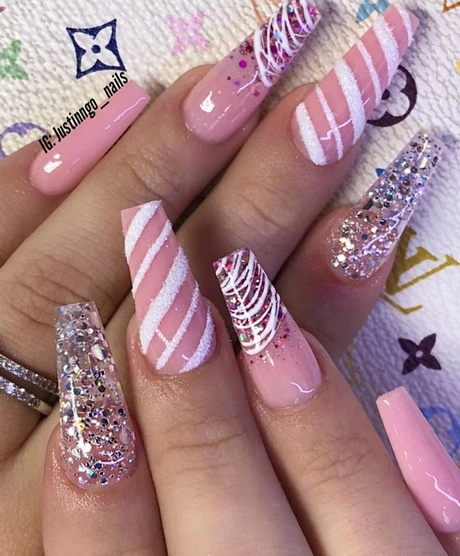 nails-with-stripes-designs-79_5-14 Cuie cu desene dungi