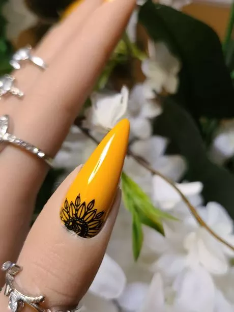 nails-with-sunflower-design-04_12-5 Cuie cu design de floarea soarelui
