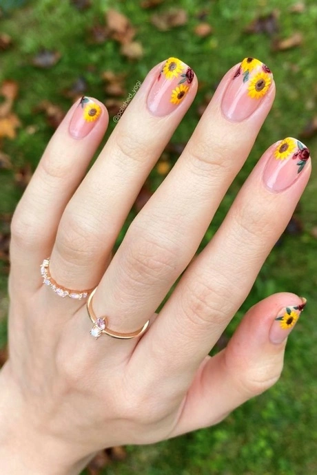 nails-with-sunflower-design-04_13-6 Cuie cu design de floarea soarelui