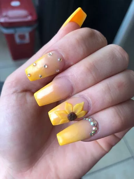 nails-with-sunflower-design-04_4-10 Cuie cu design de floarea soarelui