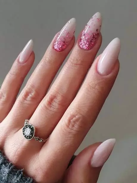 ombre-pink-and-white-nails-with-glitter-72_10-3 Ombre roz și unghii albe cu sclipici
