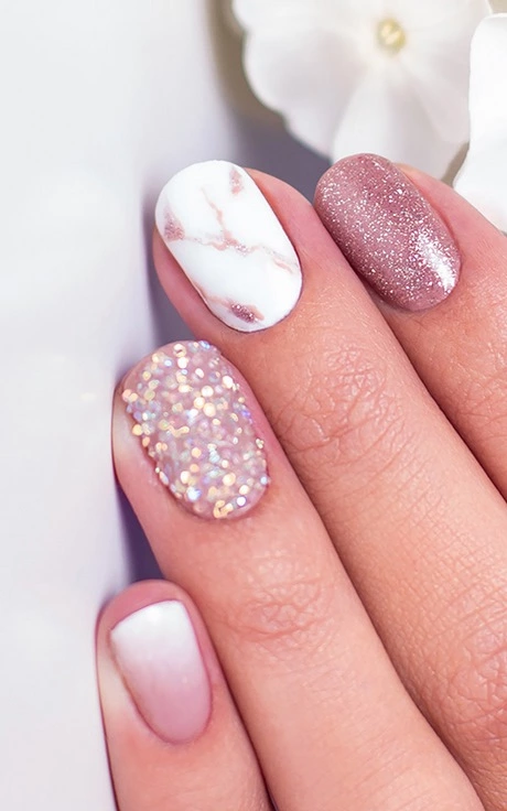 ombre-pink-and-white-nails-with-glitter-72_13-6 Ombre roz și unghii albe cu sclipici