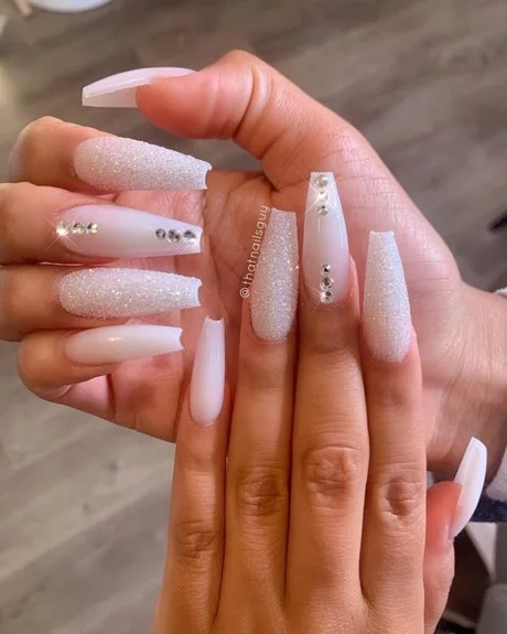 ombre-pink-and-white-nails-with-glitter-72_9-20 Ombre roz și unghii albe cu sclipici