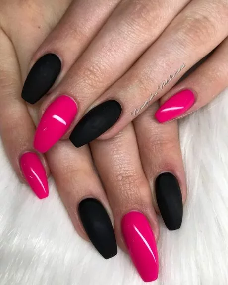 pink-and-black-short-nails-27_10-4 Unghii scurte roz și negre