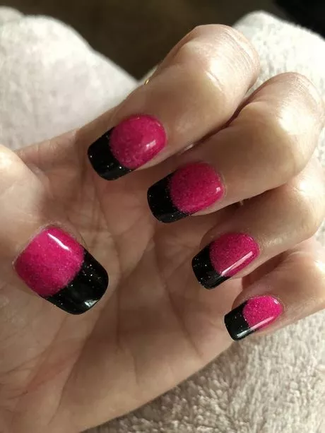 pink-and-black-short-nails-27_11-5 Unghii scurte roz și negre