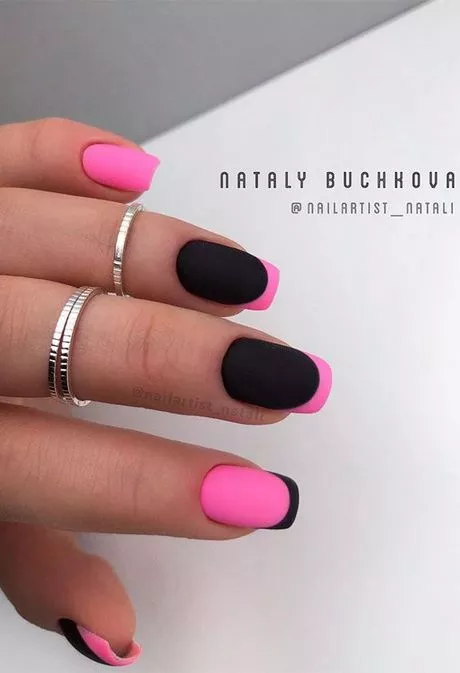 pink-and-black-short-nails-27_12-6 Unghii scurte roz și negre