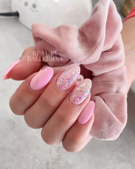 pink-and-glitter-nails-short-15_16-9 Unghii roz și sclipici scurte