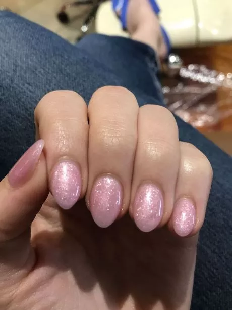 pink-and-glitter-nails-short-15_2-10 Unghii roz și sclipici scurte