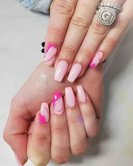 pink-and-glitter-nails-short-15_4-12 Unghii roz și sclipici scurte