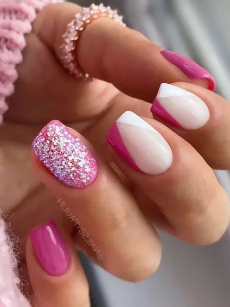 pink-and-glitter-nails-short-15_7-15 Unghii roz și sclipici scurte