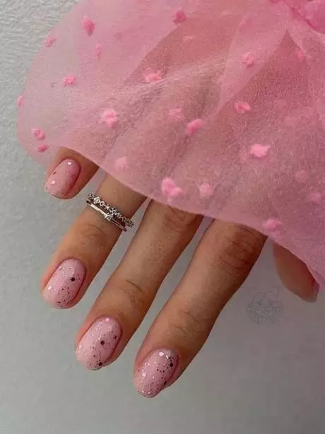 pink-and-glitter-nails-short-15_9-17 Unghii roz și sclipici scurte